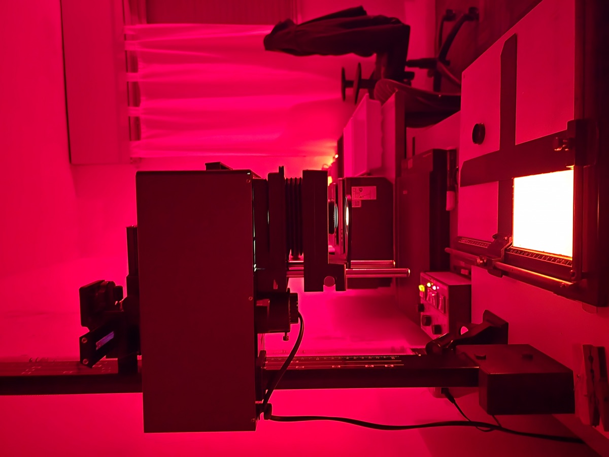 Darkroom enlarger, developing film